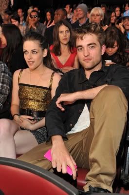 2 New/old pics of Robert Pattinson and Kristen Stewart at the 2010 MTV awards Twilightxchange-991