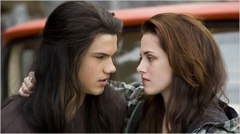 2 New/Old 'New Moon' stills of Bella and Jacob 200s4e8