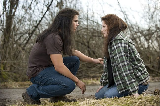 2 New/Old 'New Moon' stills of Bella and Jacob Kxna8