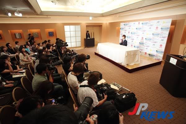 Fotos Park Jung Min en conferencia de prensa (17.09.10)  Jmj32