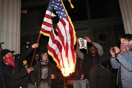 Patriots at the Million Vets March Carry Barricades from Lincoln Memorial to Set Up at White House - Page 3 1282012OaklandFlag