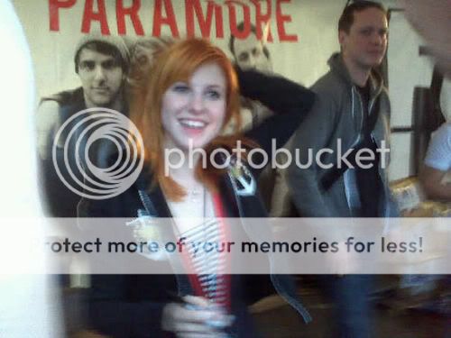 Fotos Hayley!! Hayley-signing-autographs-bamboozle