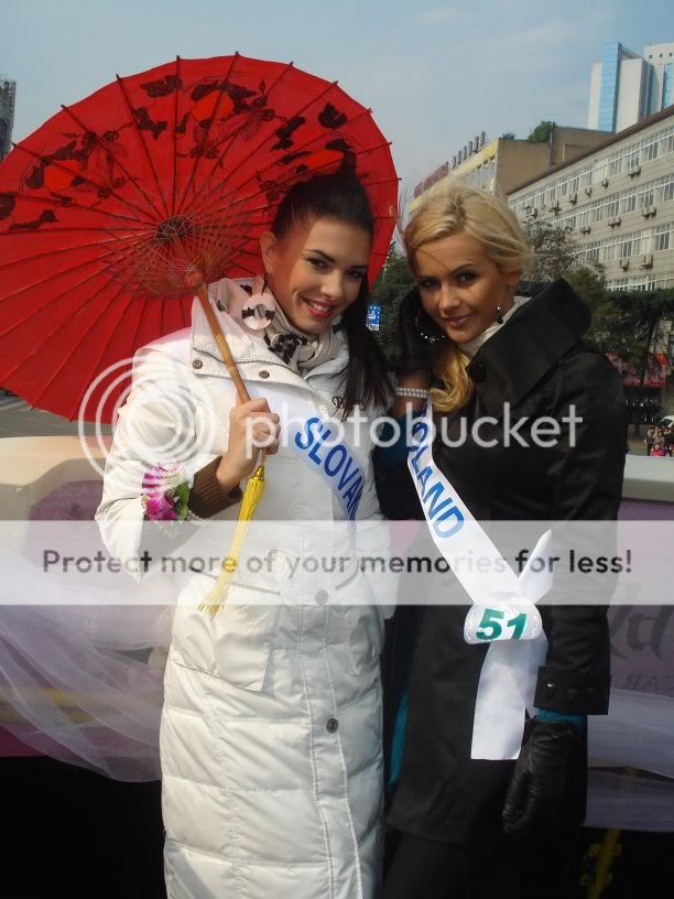 Sona Skoncova - Miss Slovak Republic International 2009 (Official Thread) - Page 4 Bus