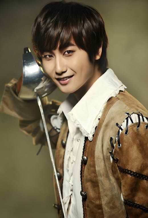 [news] Heo Young Saeng, debuta en el musical... haciendo el papel de D’Artagnan en "LOS TRES MOSQUETEROS" 398277545