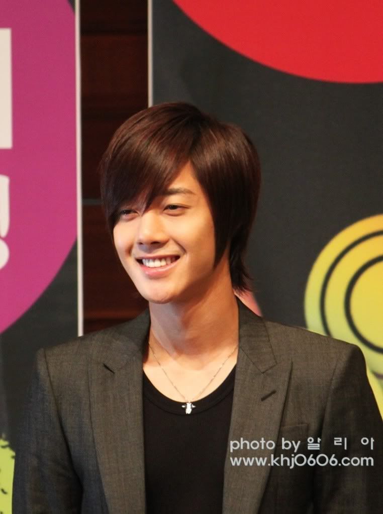 [HJL] Beso Travieso Press Conference (5) B1e00c367d3623cfa71e1296