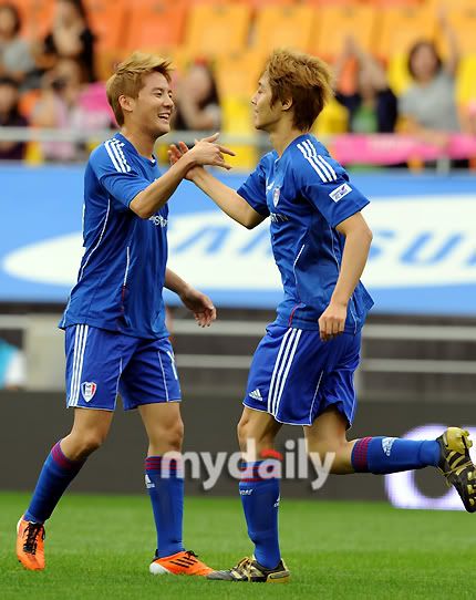 [news+fotos] Kim Hyun Joong - El equipo de fútbol de famosos FC Men pierde contra Suwon FMC con 2 goles a 3 B7