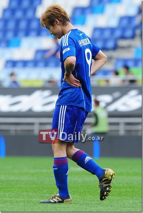 [news+fotos] Kim Hyun Joong - El equipo de fútbol de famosos FC Men pierde contra Suwon FMC con 2 goles a 3 Tvdaily34
