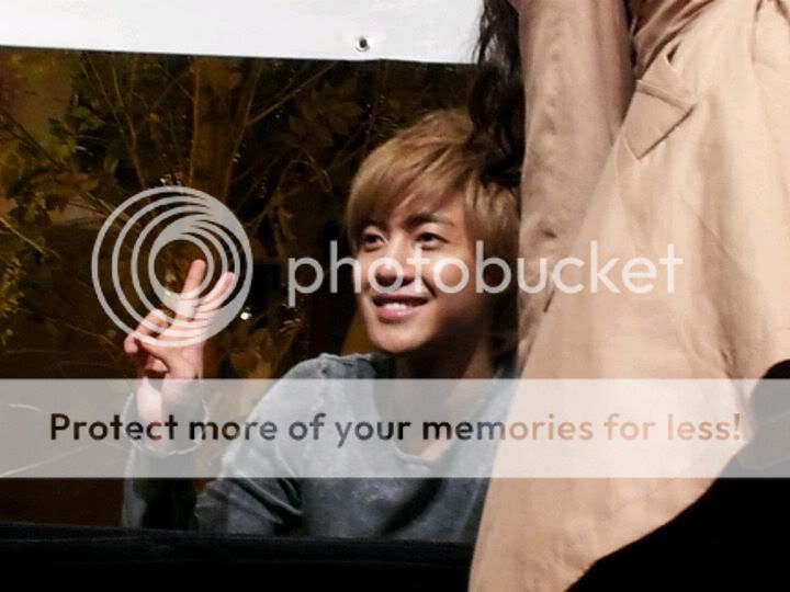 [HJL] LUCKY Fansign Event [05.11.11] 301929_187840367964588_145767695505189_410834_926000833_n