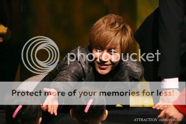 [HJL] LUCKY Fansign Event [05.11.11] (7)   303792_310594442300132_231614143531496_1356640_1555506013_n