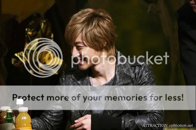 [HJL] LUCKY Fansign Event [05.11.11] (7)   303792_310594458966797_231614143531496_1356644_494699544_n