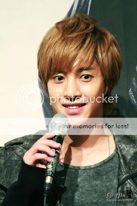 [HJL] LUCKY Fansign Event [05.11.11] (7)   305712_310595068966736_231614143531496_1356656_508614604_n