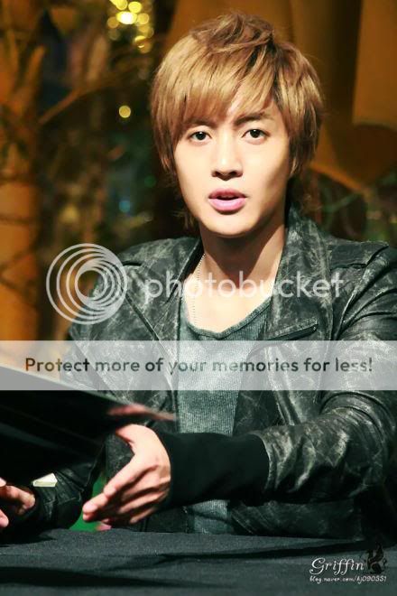 [HJL] LUCKY Fansign Event [05.11.11] (7)   305712_310595072300069_231614143531496_1356657_438455440_n