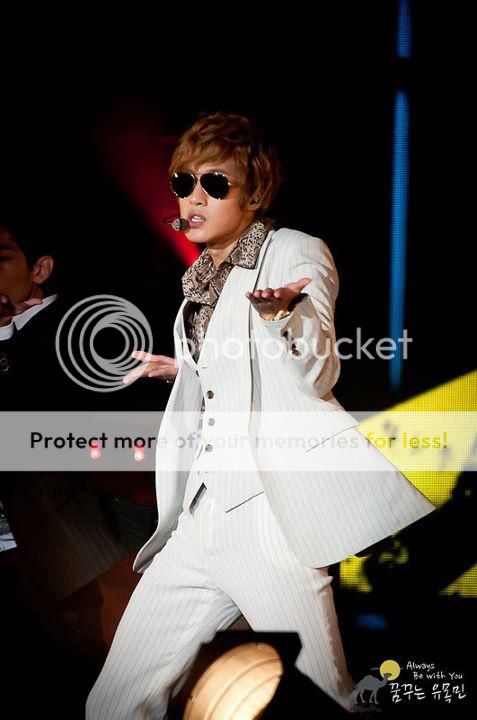 [HJL] Secret Garden Premium Live [29.10.11] (5) 	 307875_308408249185418_231614143531496_1346315_659767359_n