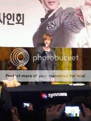 [HJL] LUCKY Fansign Event [05.11.11] 315502_308653345827575_231614143531496_1348124_1963194367_n