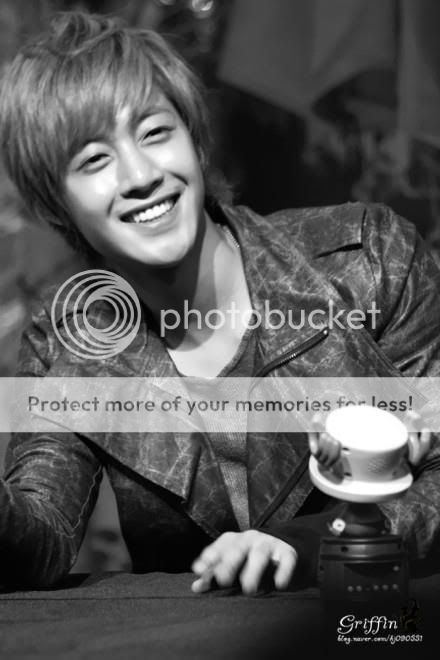 [HJL] LUCKY Fansign Event [05.11.11] (7)   318387_310595305633379_231614143531496_1356660_1071603598_n