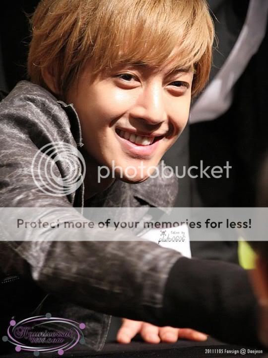 [HJL] LUCKY Fansign Event [05.11.11] (7)   318672_310594645633445_231614143531496_1356645_250604765_n