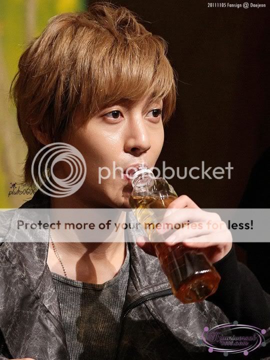 [HJL] LUCKY Fansign Event [05.11.11] (7)   318672_310594655633444_231614143531496_1356647_160481978_n