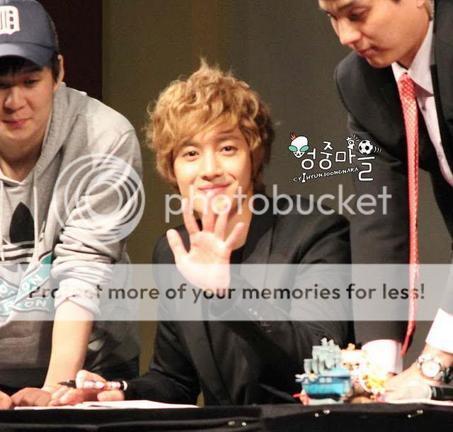 [HJL] LUCKY Fansign Event [30.10.11] (5)  374592_307133735979536_231614143531496_1340815_327382159_n