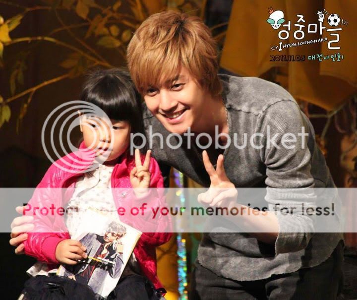 [HJL] LUCKY Fansign Event [05.11.11] (4)   377067_309179309108312_231614143531496_1350484_221805961_n