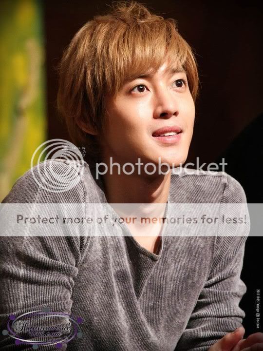 [HJL] LUCKY Fansign Event [05.11.11] (7)   385218_310594868966756_231614143531496_1356654_481465905_n