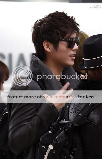 [YS+KJ] Gimpo hacia Japón + llegada al Haneda airport [01.11.11] (3) 389779_308167959209447_231614143531496_1345497_740014669_n