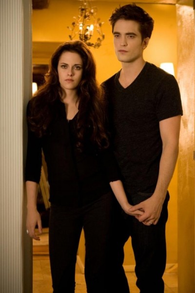 9 Julio - Nuevos/Viejos Stills de Edward & Bella en 'Breaking Dawn part 2!!! 2529073_600