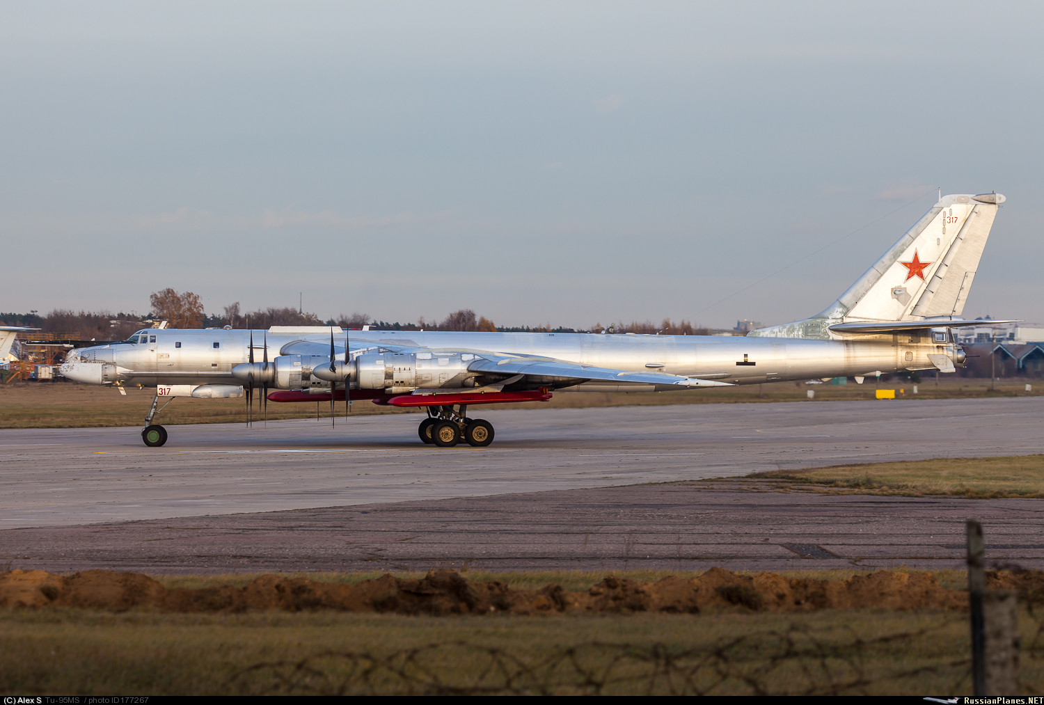 Tupolev Tu-95 y Tu-142  - Página 2 2511373_original