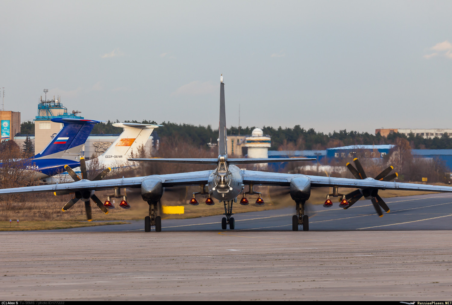 Tupolev Tu-95 y Tu-142  2512225_original