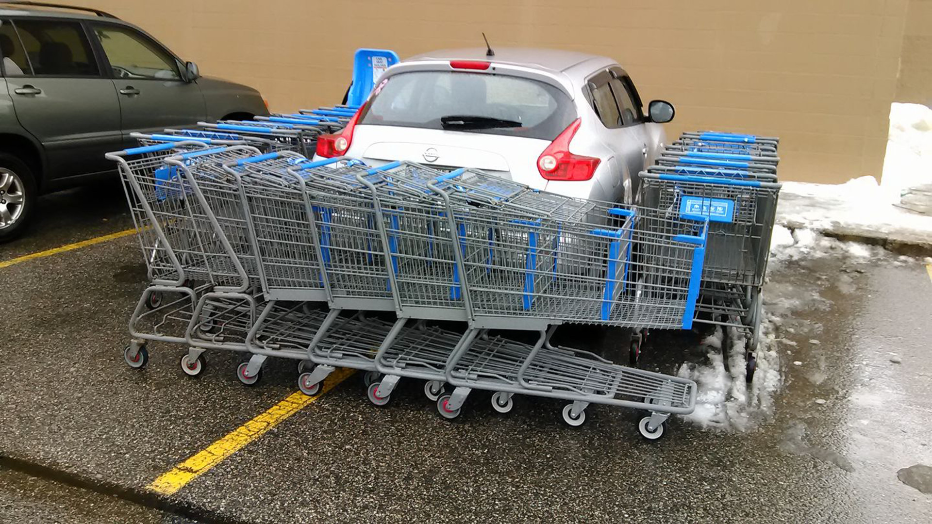 Enquanto isso, nos Estados Unidos/USA - Página 52 Nissan-juke-estacionado-no-maine