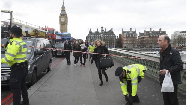 طعن ضابط شرطة ومقتل امرأة في "عمل إرهابي" خارج البرلمان البريطاني _95270857_038623043