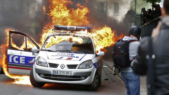 صور لبعض الاحداث المهمة التي وقعت عام 2016 _93125581_france_paris_apolicecarburnsduringademonstrationagainstpoliceviolenceandagainstfrenchlabourlawreforminparisfr