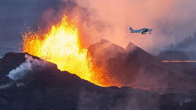 Terremotos , volcanes ,desastres naturales 2016 - Página 14 _92080624_volcanavion