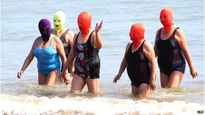 Facekini, la nuova moda dell’estate? In spiaggia con un passamontagna _76958645_453287663