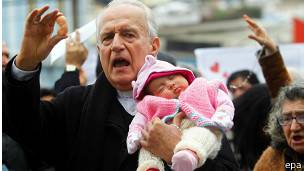 EL PAPA....DA EL PERDON...A TODAS LAS MUJERES QUE HAN ABORTADO Y ESTAN ARREPENTIDAS 150805035457_sp_aborto_chile_304x171_epa