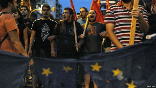 8 preguntas básicas para entender lo que pasa en Grecia… y sus consecuencias 150702032854_protester_greece_debt_reuters_624x351_reuters