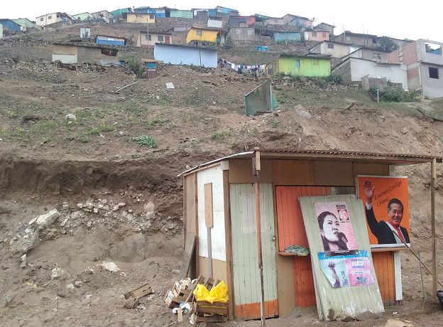 Otro  ejemplo de muro,  para  aislar a  l@s  acomodad@s  burgueses, en  Lima (Perú) 151019143125_muro_peru_lima_pobres_624x460_bbc_nocredit