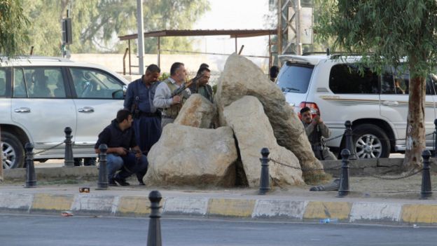 متابعة مستجدات الساحة العراقية - صفحة 28 161021075839_peshmerga_forces_stand_behind_rocks_at_a_site_of_an_attack_by_islamic_state_militants_in_kirkuk_640x360_reuters_nocredit