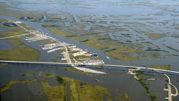 Louisiana (EEUU): Destrucción del ecosistema costero y cultura cajún. _85205068_976xleevillefrom-theair