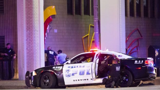 FRANCOTIRADORES MATAN 5 POLICÍAS EN DALLAS (IMAGENES) _90328319_ap