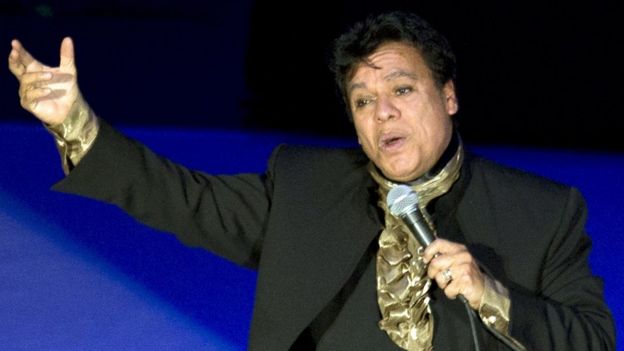 "¿Dónde está Juan Gabriel?": el despiste del presentador de un Grammy Latino póstumo al fallecido Divo de Juárez _92501003_juangabrielap