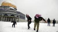 عودة الكهرباء إلى نابلس بعدما قطعتها إسرائيل عن بلدات الضفة الغربية 150223144526_snow_624x351_ap