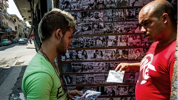 Cómo hacen los cubanos para tener acceso a la TV internacional 141009220923_cuba_vendedor_cd_624x351_afp