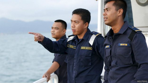El "ping pong humano" que pone en peligro la vida de centenares de personas 150513045037_cn_malaysia_maritime_police_624x351_reuters