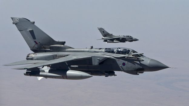 بريطانيا تنفي منح طياريها "الضوء الأخضر" لاستهداف طائرات روسية بأجواء العراق وموسكو تستغرب 151011152819_raf_tornados_640x360_mod_nocredit