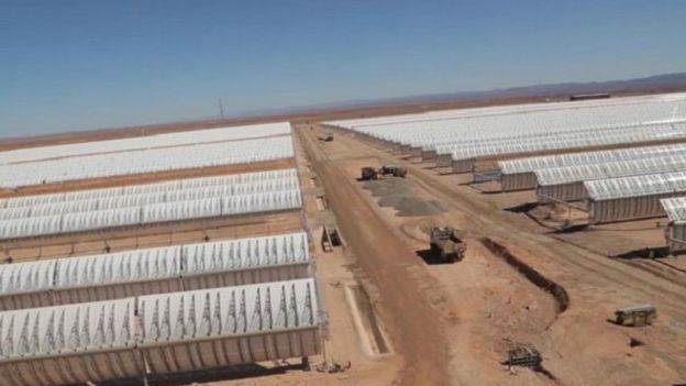 شبكة الأخبار الأمريكية: المغرب في طريقه ليصبح "قوة عظمى في قطاع الطاقة الشمسية" 151123114834_rows_of_curved_mirrors_capture_solar_energy_640x360_bbc_nocredit