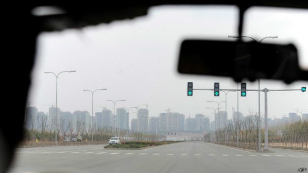 A 'cidade fantasma' construída para um milhão de pessoas na China 150323014842_sp_kangbashi_china_estrada_624x351_afp