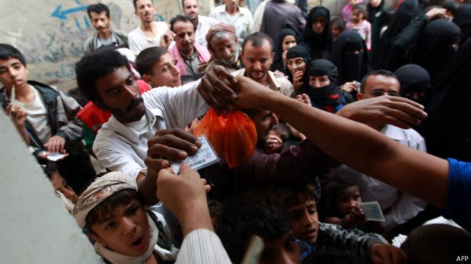 وزير التخطيط اليمني : دول الخليج مترددة في دعم اليمن ماليا بسبب الاضطرابات الأمنية 141212111305_yemen_povert_aid_640x360_afp