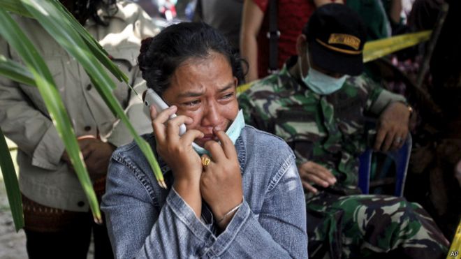 ارتفاع عدد ضحايا الطائرة العسكرية الإندونيسية المحطمة 150701074439_indonesia_4_640x360_ap