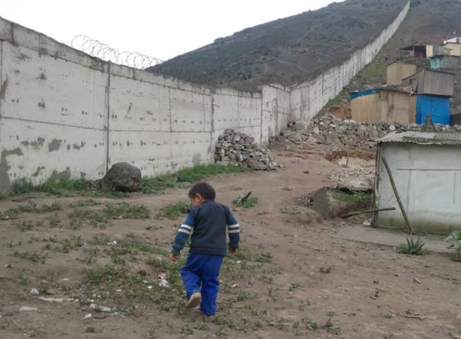 Otro  ejemplo de muro,  para  aislar a  l@s  acomodad@s  burgueses, en  Lima (Perú) 151019142819_muro_peru_lima_pobres_624x460_bbc_nocredit