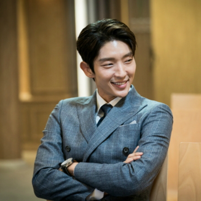 'Lawless Lawyer' Lee Joon Gi, "Reunirse con Kim Jin Min después de 11 años ... se siente diferente ' J1